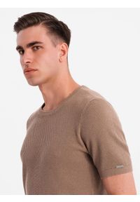 Ombre Clothing - Koszulka męska dzianinowa z delikatną drobną strukturą - jasnobrązowa V2 - Rozmiar: M. Okazja: na co dzień. Kolor: brązowy. Materiał: dzianina. Długość rękawa: krótki rękaw. Długość: krótkie. Wzór: ze splotem. Styl: wizytowy, casual, elegancki #9
