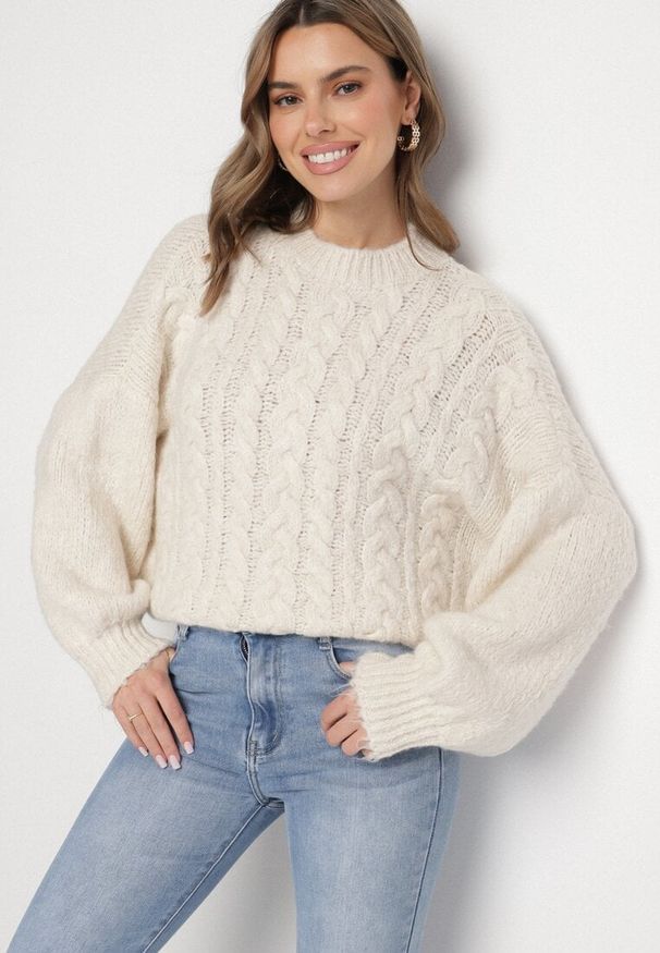 Born2be - Jasnobeżowy Sweter z Wełną Zdobiony Warkoczowym Splotem Lakkaria. Okazja: na co dzień. Kolor: beżowy. Materiał: wełna. Długość rękawa: długi rękaw. Długość: długie. Wzór: aplikacja, ze splotem. Styl: elegancki, casual