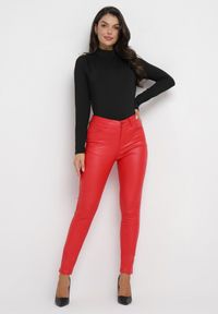 Born2be - Czerwone Spodnie Skinny z Imitacji Skóry Daciss. Kolor: czerwony. Materiał: skóra