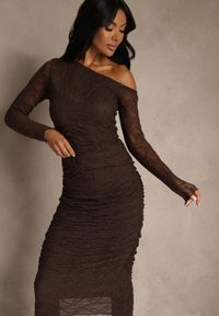 Renee - Brązowy Komplet z Koronki Ołówkowa Spódnica i Longsleeve Off Shoulder Nerinaera. Kolor: brązowy. Materiał: koronka. Wzór: koronka #4