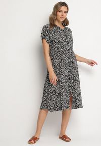 Born2be - Czarno-Biała Bawełniana Sukienka Koszulowa w Kwiaty z Rozkloszowanym Dołem Jerilsa. Okazja: na co dzień. Typ kołnierza: kołnierzyk klasyczny. Kolor: czarny. Materiał: bawełna. Długość rękawa: krótki rękaw. Wzór: kwiaty. Typ sukienki: koszulowe. Styl: casual, elegancki, klasyczny #7
