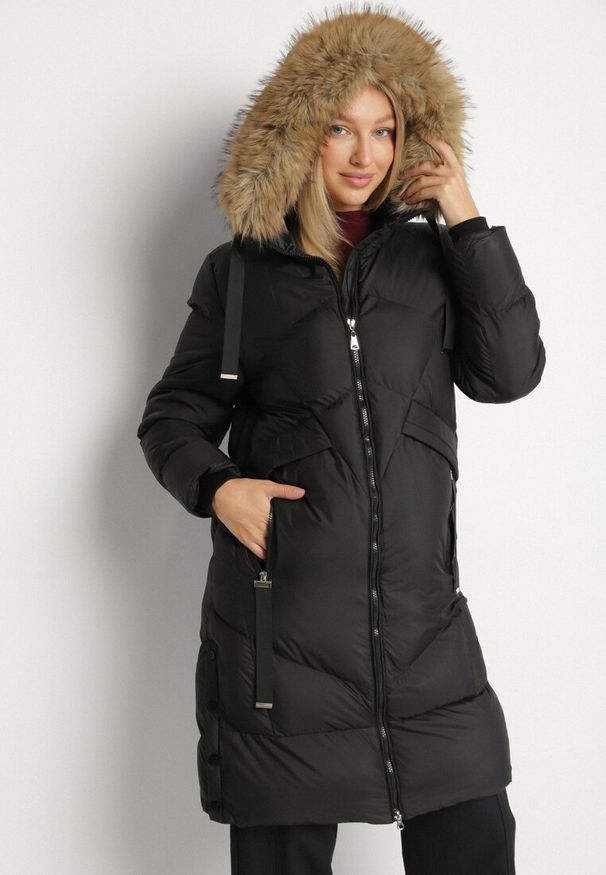 Born2be - Czarna Pikowana Kurtka z Kapturem z Futrem i Ozdobnymi Taśmami Lendria. Okazja: na spacer. Typ kołnierza: kaptur. Kolor: czarny. Materiał: futro