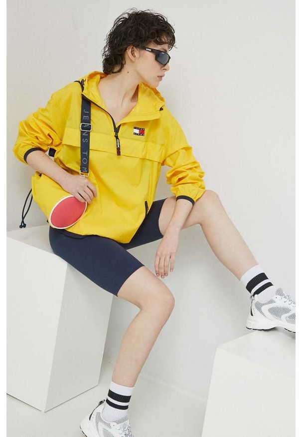 Tommy Jeans kurtka damska kolor żółty przejściowa oversize. Typ kołnierza: kaptur. Kolor: żółty. Materiał: poliamid. Długość: krótkie