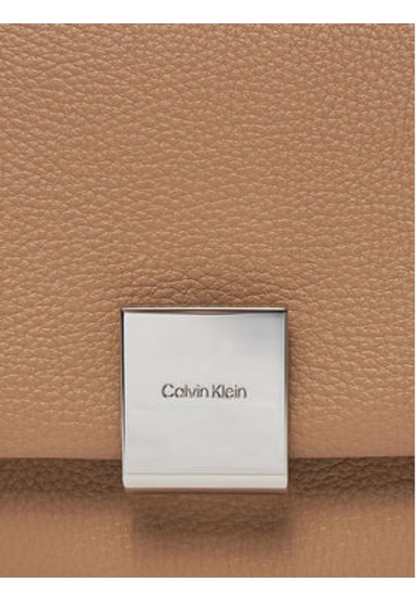 Calvin Klein Torebka Ck Plaque Medium Shoulder Bag K60K612783 Brązowy. Kolor: brązowy. Materiał: skórzane