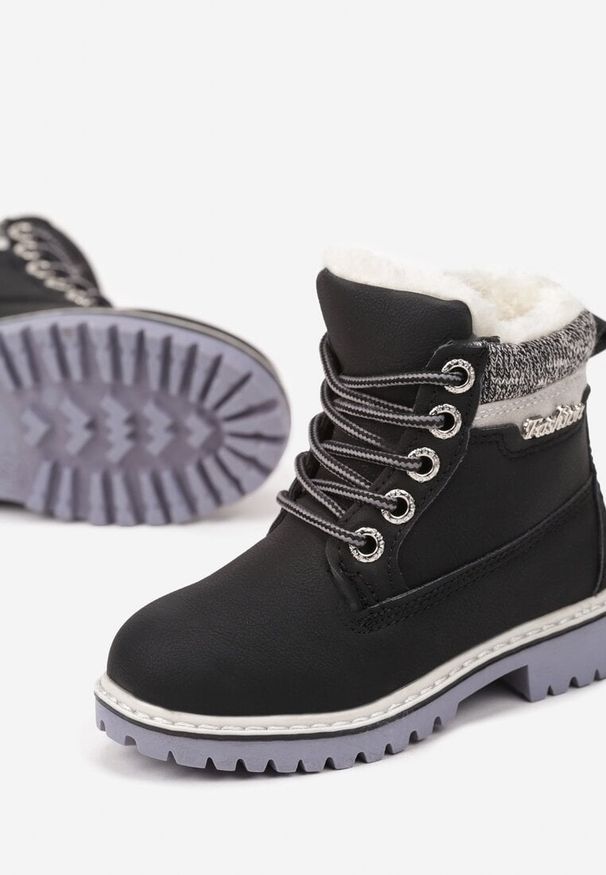 Born2be - Czarne Płaskie Sznurowane Traperki z Ozdobnym Napisem Nalovia. Okazja: na co dzień. Kolor: czarny. Materiał: jeans. Wzór: napisy. Sezon: zima, jesień. Styl: elegancki, casual