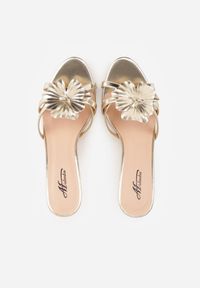 Born2be - Złote Klapki na Szpilce z Aplikacją Kwiatka Valanna. Okazja: na co dzień. Kolor: złoty. Materiał: jeans. Wzór: aplikacja, kwiaty. Obcas: na szpilce. Styl: casual, elegancki #4
