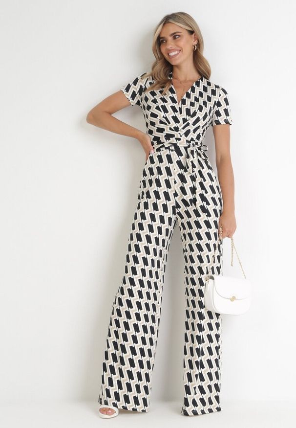 Born2be - Beżowy Kombinezon w Geometryczny Wzór z Długimi Nogawkami i Materiałowym Paskiem Marty. Kolor: beżowy. Materiał: materiał. Długość rękawa: krótki rękaw. Długość: długie. Wzór: geometria. Sezon: wiosna, lato