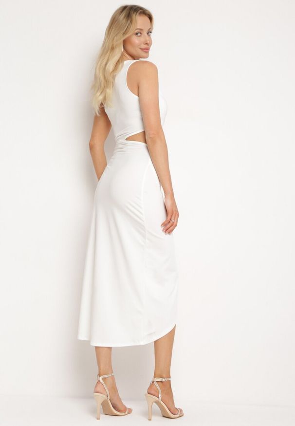 Born2be - Biała Asymetryczna Sukienka Koktajlowa na Jedno Ramię z Wycięciem i Metalową Klamrą Violea. Okazja: na imprezę. Kolor: biały. Długość rękawa: długi rękaw. Typ sukienki: asymetryczne. Styl: wizytowy