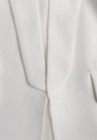 Renee - Biała Marynarka Niezapinana z Marszczonymi Rękawami Orolea. Okazja: na spotkanie biznesowe, na co dzień. Kolor: biały. Materiał: tkanina, koronka. Wzór: jednolity, gładki. Styl: elegancki, biznesowy, casual #7