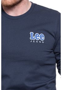 Lee - LEE LS CHEST LOGO TEE DARK NAVY L64SFENM. Kolor: niebieski