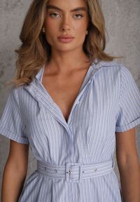 Renee - Jasnoniebieska Sukienka z Bawełną o Koszulowym Kroju z Paskiem ze Sprzączką Nadina. Okazja: na randkę. Kolor: niebieski. Materiał: bawełna. Sezon: lato. Typ sukienki: koszulowe. Styl: retro #6