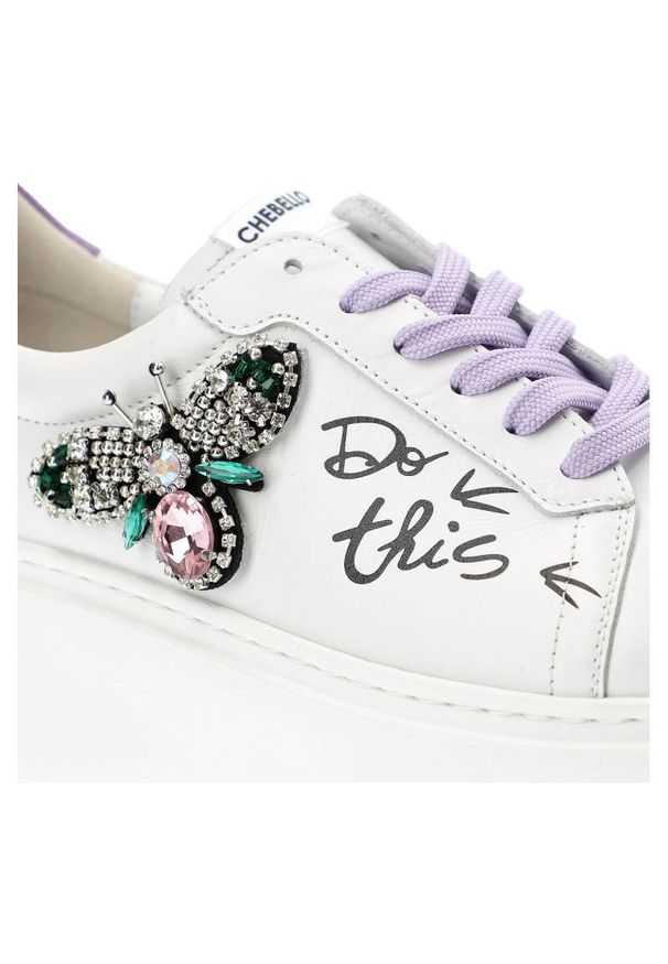 CheBello - Białe Sneakersy Chebello Damskie Stylowe Obuwie. Kolor: biały. Materiał: skóra. Szerokość cholewki: normalna. Wzór: aplikacja. Obcas: na obcasie. Styl: elegancki. Wysokość obcasa: średni