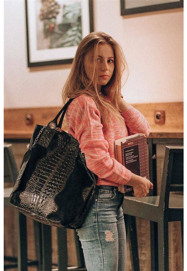 Vera pelle - Shopper bag skórzany czarny croco L94. Kolor: czarny. Wzór: aplikacja. Dodatki: z breloczkiem, z frędzlami. Materiał: skórzane. Styl: casual