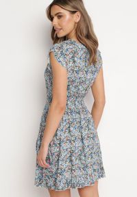 Born2be - Niebieska Bawełniana Sukienka z Gumką w Talii w Kwiatowy Wzór Bomalia. Typ kołnierza: kołnierz z falbankami. Kolor: niebieski. Materiał: bawełna. Wzór: kwiaty. Sezon: lato #6