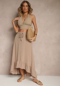 Renee - Ciemnobeżowa Spódnica z Przedłużonym Tyłem Zdobiona Falbanami i Guzikami Maleira. Okazja: na co dzień. Kolor: beżowy. Wzór: aplikacja. Styl: casual, boho, elegancki #3