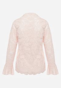 Renee - Różowa Bluzka z Koronki Ozdobiona Rozkloszowanymi Rękawami i Falbanką na Dole Sanovia. Okazja: na co dzień. Kolor: różowy. Materiał: koronka. Wzór: aplikacja, koronka. Styl: casual, elegancki #2