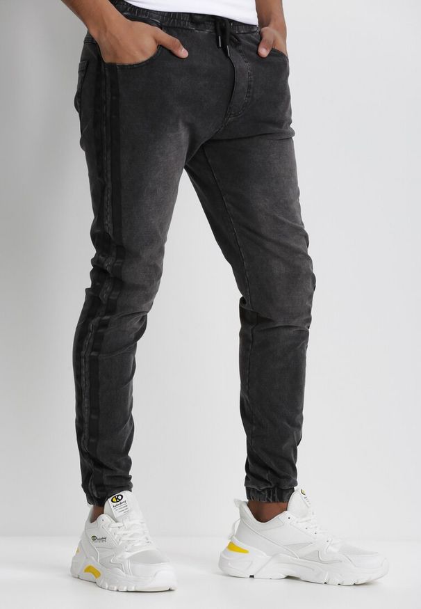Born2be - Ciemnoszare Spodnie Joggery Pisirise. Kolor: szary. Materiał: jeans, dresówka. Długość: długie. Wzór: aplikacja