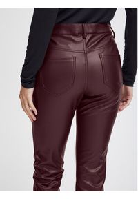 ICHI Spodnie z imitacji skóry 20117678 Bordowy Regular Fit. Kolor: czerwony. Materiał: skóra #7