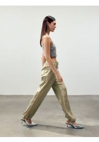 Reserved - Spodnie z efektem gniecenia - beżowy. Kolor: beżowy. Materiał: tkanina