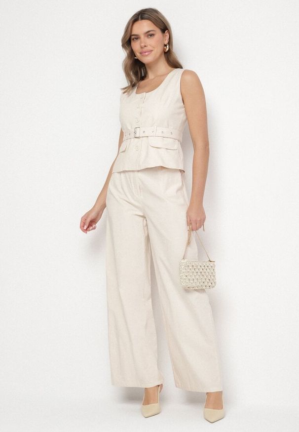 Born2be - Jasnobeżowy Komplet Garniturowy z Wiskozą Kamizelka z Paskiem i Spodnie Firlivin. Kolor: beżowy. Materiał: wiskoza