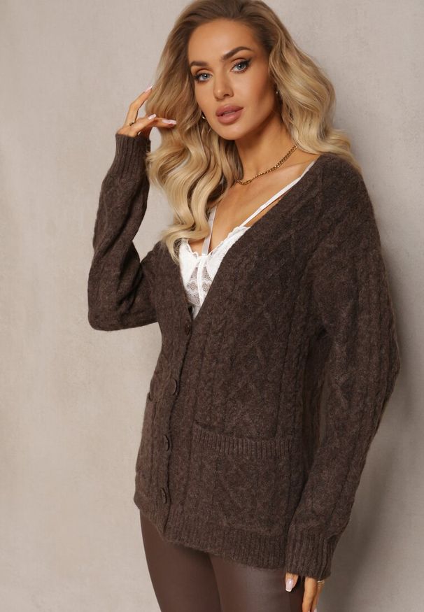 Renee - Brązowy Zapinany Kardigan z Trójkątnym Dekoltem i Warkoczykowy Splot Juessa. Kolor: brązowy. Materiał: dzianina. Wzór: ze splotem
