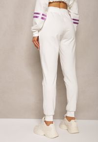 Renee - Białe Spodnie Dresowe High Waist Ozdobione Nadrukiem przy Kieszeni Ascira. Stan: podwyższony. Kolor: biały. Materiał: dresówka. Wzór: nadruk, aplikacja #4