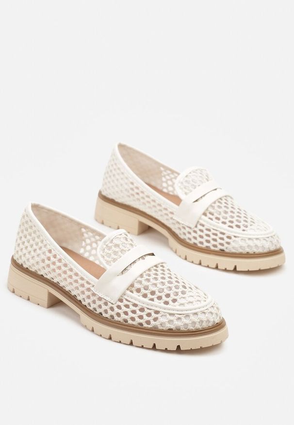 Born2be - Białe Mokasyny Ozdobione Ażurową Cholewką Uliorela. Okazja: na co dzień. Kolor: biały. Materiał: jeans. Szerokość cholewki: normalna. Wzór: ażurowy, aplikacja. Styl: elegancki, klasyczny, casual