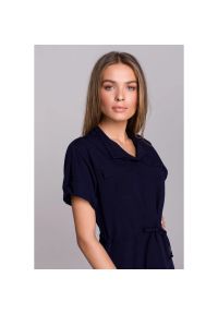 Sukienki.shop - Sukienka koszulowa trapezowa granatowa szmizjerka z wiązaniem. Okazja: na co dzień, do pracy. Kolor: niebieski. Typ sukienki: szmizjerki, trapezowe, koszulowe. Styl: casual #4