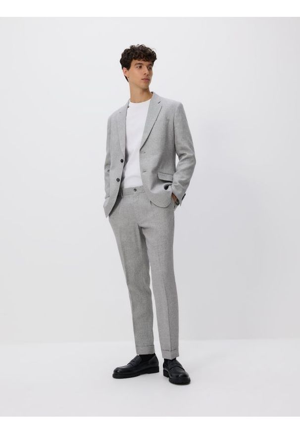 Reserved - Spodnie garniturowe z lnem - jasnoszary. Kolor: szary. Materiał: len
