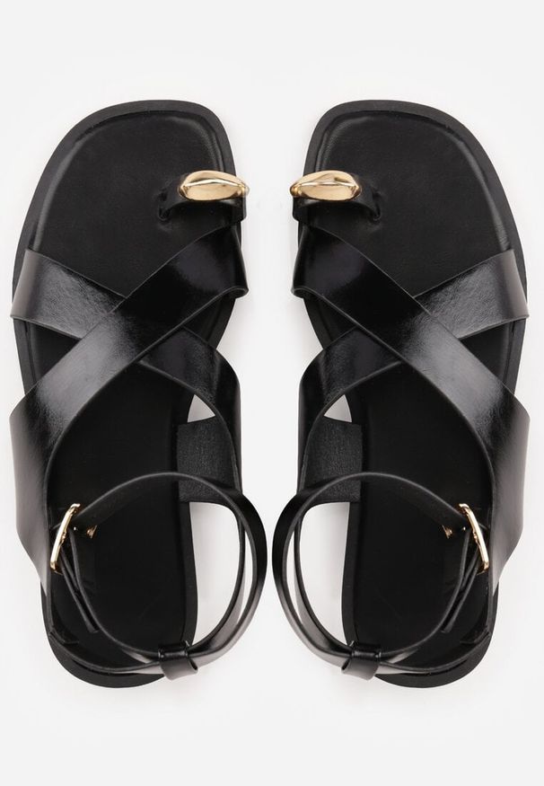 Renee - Czarne Sandały w Stylu Japonek Ozdobione Metaliczną Aplikacją Carover. Okazja: na co dzień. Zapięcie: pasek. Kolor: czarny. Wzór: aplikacja. Styl: casual, elegancki