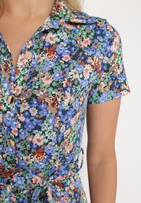 Born2be - Niebieska Koszulowa Sukienka z Krótkim Rękawem i Wiskozą na Guziki z Materiałowym Paskiem Dimiata. Typ kołnierza: kołnierzyk klasyczny. Kolor: niebieski. Materiał: materiał, wiskoza. Długość rękawa: krótki rękaw. Wzór: kwiaty. Typ sukienki: koszulowe. Styl: klasyczny #5