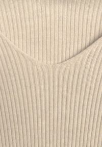 Born2be - Jasnobeżowy Dopasowany Sweter z Prążkowanej Dzianiny z Bawełną z Dekoltem w Serek Tesma. Okazja: na co dzień. Typ kołnierza: dekolt w serek. Kolor: beżowy. Materiał: prążkowany, dzianina, bawełna. Długość rękawa: długi rękaw. Długość: długie. Styl: casual, elegancki #2