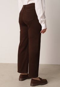 Born2be - Ciemnobrązowe Bawełniane Jeansy z Wysokim Stanem i Szerokimi Nogawkami Taphixa. Okazja: na co dzień. Stan: podwyższony. Kolor: brązowy. Styl: casual, elegancki #5