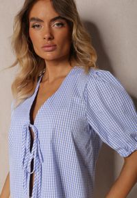 Renee - Niebieska Bluzka Narzutka z Bawełny Ozdobiona Wiązaniem i Bufiastymi Rękawami Vimallia. Okazja: do pracy. Kolor: niebieski. Materiał: bawełna. Wzór: aplikacja. Styl: elegancki, wizytowy