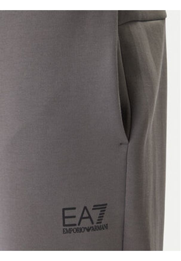 EA7 Emporio Armani Dres 7M001602 AF20845 U8086 Szary Regular Fit. Kolor: szary. Materiał: bawełna, syntetyk