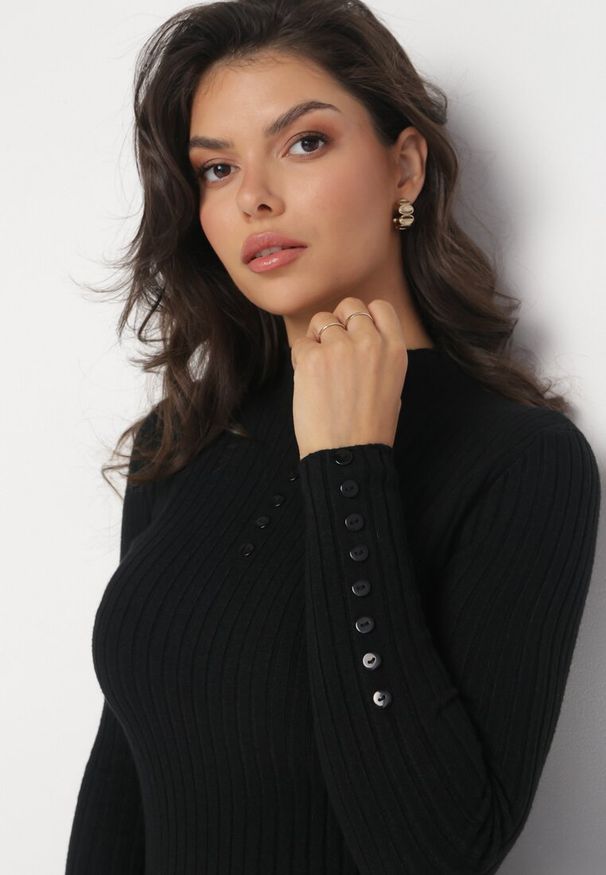 Born2be - Czarny Dopasowany Sweter Golf z Ozdobnymi Guzikami Oppanla. Typ kołnierza: golf. Kolor: czarny. Materiał: tkanina, dzianina. Długość rękawa: długi rękaw. Długość: długie. Wzór: aplikacja