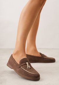 Born2be - Brązowe Mokasyny z Imitacji Zamszu Zdobione Aplikacją z Zawieszkami Peleg. Okazja: do pracy, na spotkanie biznesowe. Kolor: brązowy. Materiał: zamsz. Wzór: aplikacja. Styl: biznesowy, elegancki #7