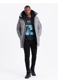 Ombre Clothing - Długa męska kurtka parka ze strukturalnej tkaniny – szara V2 OM-JALJ-0201 - XXL. Kolor: szary. Materiał: tkanina. Długość: długie. Wzór: aplikacja
