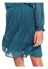 TOP SECRET - Plisowana sukienka z dekoltem w serek. Typ kołnierza: dekolt w serek. Kolor: niebieski. Sezon: zima #5