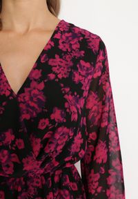 Born2be - Różowa Sukienka Mini o Rozkloszowanym Kroju z Kopertowym Dekoltem Attavia. Typ kołnierza: kołnierz z falbankami. Kolor: różowy. Typ sukienki: kopertowe. Długość: mini #4