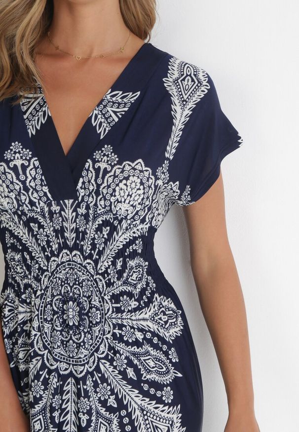 Born2be - Granatowa Sukienka Khryseis. Typ kołnierza: dekolt gorset. Kolor: niebieski. Materiał: materiał. Wzór: kwiaty. Typ sukienki: gorsetowe. Długość: mini