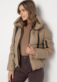 Born2be - Ciemnobeżowa Pikowana Kurtka Puffer z Kapturem i Ozdobnymi Taśmami Relania. Okazja: na spacer, na co dzień. Typ kołnierza: kaptur. Kolor: beżowy. Materiał: dzianina, skóra, poliester. Styl: casual #3