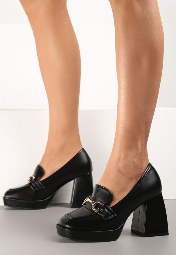 Born2be - Czarne Czółenka na Słupku z Kwadratowym Noskiem Dinon. Wysokość cholewki: przed kostkę. Zapięcie: bez zapięcia. Kolor: czarny. Materiał: skóra ekologiczna. Szerokość cholewki: normalna. Wzór: geometria, aplikacja. Obcas: na słupku