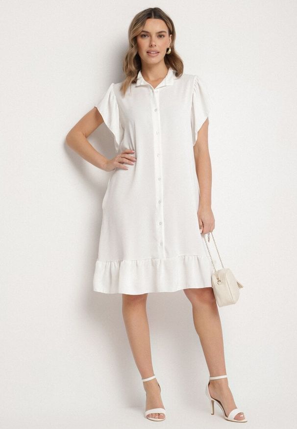 Born2be - Biała Sukienka Koszulowa z Guzikami i Falbankami Tenalena. Okazja: na co dzień. Typ kołnierza: kołnierz z falbankami. Kolor: biały. Typ sukienki: koszulowe. Styl: casual, elegancki, sportowy