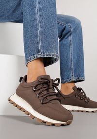 Renee - Brązowe Sneakersy na Platformie Ozdobionej Tłoczeniem Zerla. Okazja: na co dzień. Kolor: brązowy. Materiał: jeans. Wzór: aplikacja. Obcas: na platformie