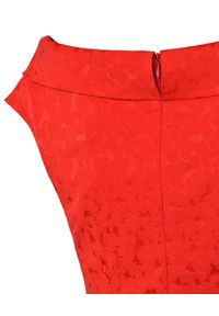 CATERINA - Czerwona sukienka z bawełnianego żakardu. Kolor: czerwony. Materiał: żakard, bawełna. Typ sukienki: kopertowe, dopasowane. Styl: klasyczny, wizytowy, elegancki. Długość: midi #3