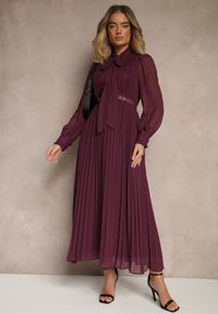 Renee - Ciemnofioletowa Plisowana Sukienka Maxi z Koronką i Paskiem Venila. Kolor: fioletowy. Materiał: koronka. Wzór: koronka. Długość: maxi