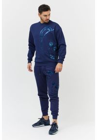 MOSCHINO Granatowa bluza męska z misiem. Kolor: niebieski. Materiał: prążkowany. Wzór: nadruk #4