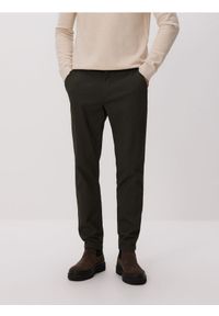 Reserved - Bawełniane spodnie chino slim - zielony. Kolor: zielony. Materiał: bawełna