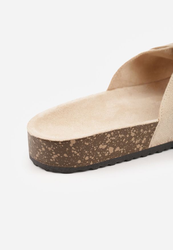 Born2be - Jasnobeżowe Klapki Danagale. Kolor: beżowy. Wzór: aplikacja